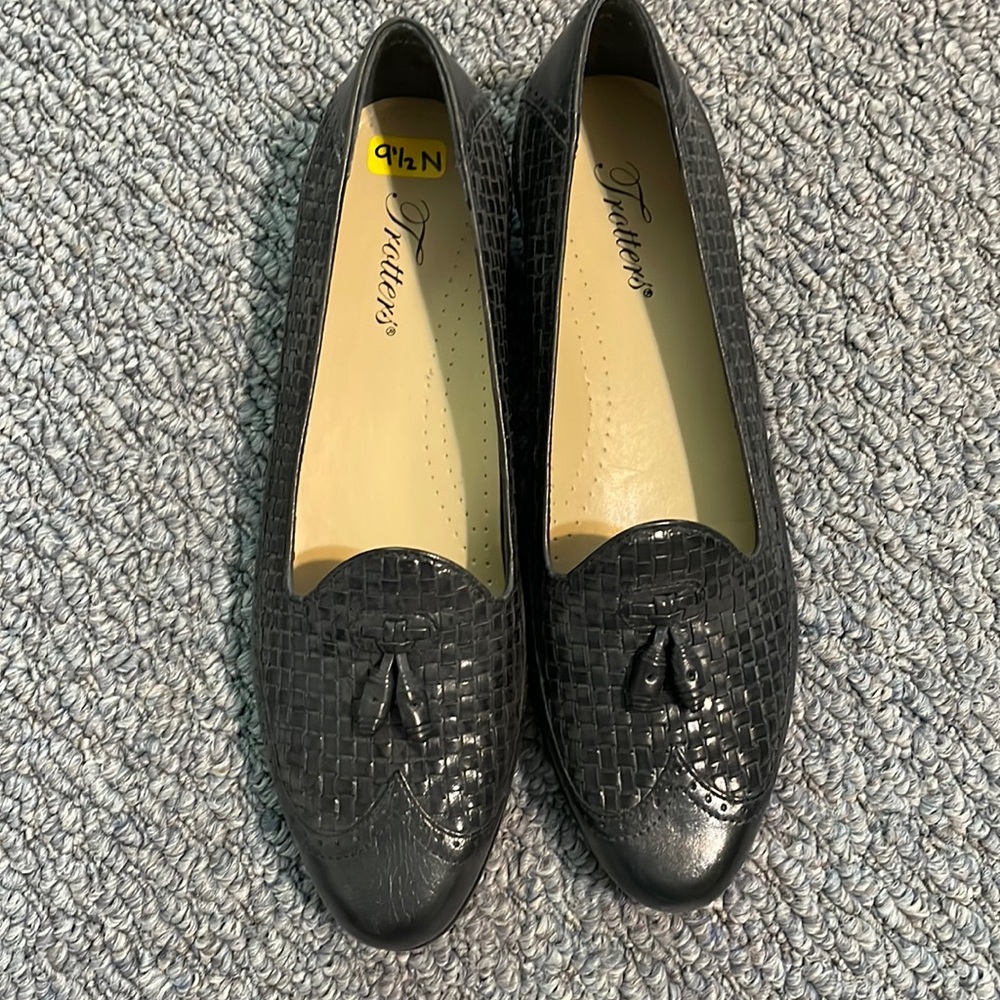 Trotters Navy Loafer w Tassel